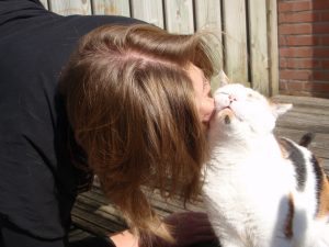 2010-09-kat-poes-kattenherplaatsing-fotograaf-nienke-flipsen-kus-chloe