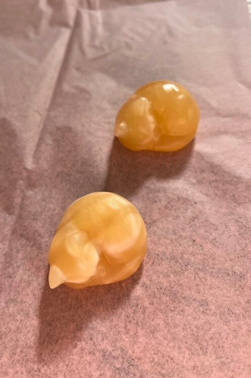 slapend-katje-edelsteen-gele-calciet-kattenvoorlichting-edelstenen