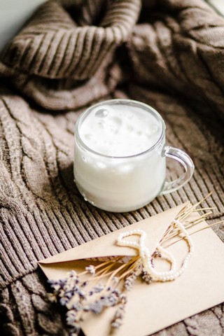 Foto door olga Volkovitskaia: https://www.pexels.com/nl-nl/foto/glas-drinkglas-melk-vers-17249982/